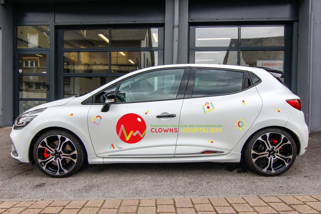 Voiture de la fédération française clowns hospitaliers